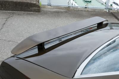 日産 610型 ダットサン・ブルーバード：リアにはカモメの羽をモチーフにしたことから名付けられた2本足タイプのカモメウイングを装着