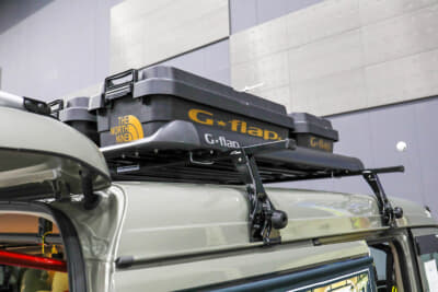 オートショップベストワン グランディ プラモ：サイドタープも自社オリジナル品。ベストワンは、キャンピングカーの製作だけに留まらず、このような実用品やカスタムパーツも取り揃え、キャンピングカーライフを総合的にサポートしている