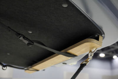 STSキャンパー ジャーニーシーサイドスタイル:リアハッチ部にもあると便利な簡単収納を用意