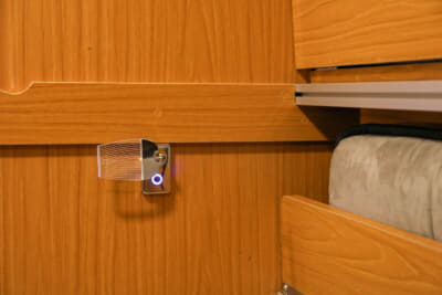 ホワイトトップ：それぞれのベッドサイドには、充電設備も装備