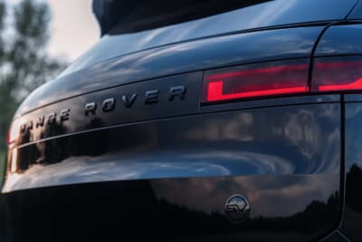 レンジローバー スポーツSVブラック:フロントグリルのロゴやブランドバッジもすべて黒で統一され、まさに「漆黒の芸術品」と呼ぶにふさわしい仕様となっている