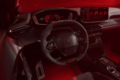プジョー E-208 GTi:インテリアは赤を基調としたアクセントが随所に配され、GTiの伝統を感じさせる演出が随所に施されている