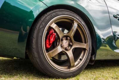 トヨタ 86：ホイールサイズはフロント18×8.5J、リア18×9Jで、それぞれ225/40R18、235/40R18サイズのタイヤを組み合わせている