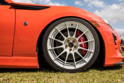 トヨタ 86：ホイールホイールはエンケイのNT03RRで、オレンジに映えるホワイトをチョイス