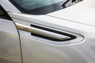 スバル BRZ：STI製フェンダーガーニッシュを装着