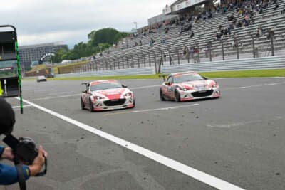 同じくOVER DRIVEからST-4クラスに参戦する66号車と揃ってチェッカー
