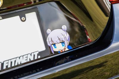 トヨタ 86：ナンバープレートの横には、KFちゃんのステッカーをさりげなく貼っている