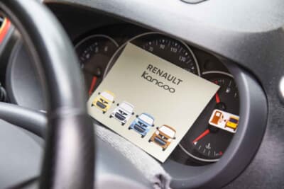 ルノー カングー：オリジナルのカングーポストカード。このようなグッズを集めるのも、カングーに乗る楽しみだという