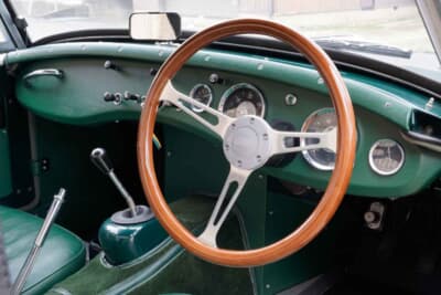 オースティンヒーレースプライト Mk.I：ネットオークションで1万3000円で落札したというウッドのステアリング、オリジナルは倉庫に保管しているそうだ