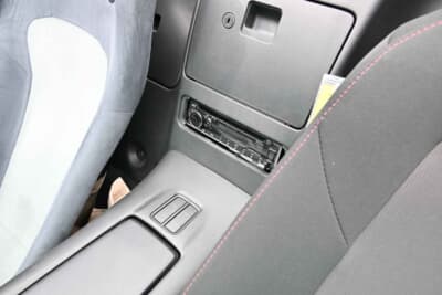 マツダ ロードスター:社外製となるオーディオのヘッド部分は、室内の後方側に設置されています