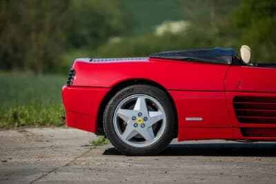 5万6250英ポンド（邦貨換算約1100万円）落札されたフェラーリ「348スパイダー」（C）iconicauctioneers