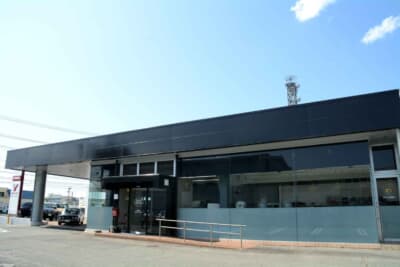 元来トヨタの正規代理店だった施設を活用しているため、その規模や設備の充実ぶりは、市井のクラシックカー・スペシャリストとは一線を画す本格的なものとなっている