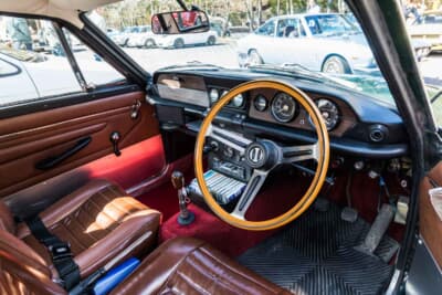 いすゞ ベレット1600GT：峰田さんは、とくにこのブラウンの内装とローバックシートの雰囲気を気に入っているそうだ