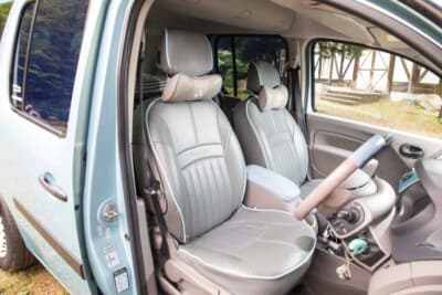 ルノー カングー：前期モデル（初期型）の内装はグレーベース。そこに水色のパイピング加工を施してアクセントを加え、さりげないセンスが光っている