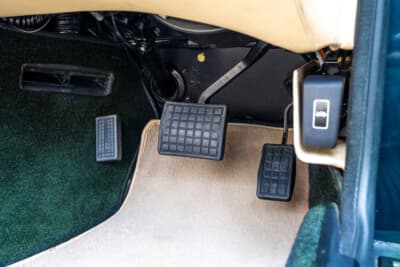 4万3700英ポンド(邦貨換算約866万円)で落札されたアストンマーティン「ヴィラージュ ヴォランテ」(C)Courtesy of RM Sotheby's