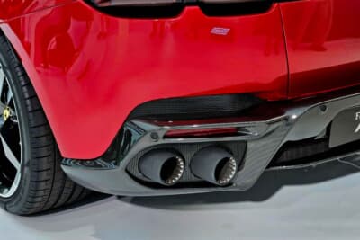 フェラーリ アマルフィ:リアバンパーの両側に2本出しのマフラーが備わる