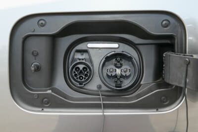 ヴェルファイアPHEV：普通充電だけでなく、急速充電にも対応