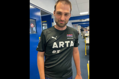土曜日の決勝日にはARTAのTシャツで登場したフランス人