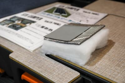 STSキャンパー ジャーニーシーサイドスタイル:車内生活の快適性を高めるため、高機能制振材レジェントレックス、薄型高性能遮熱断熱材メタルシート、さらに次世代高機能断熱材パーフェクトバリアの三層断熱が、STSキャンパーシリーズのこだわりだ