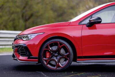 フォルクスワーゲン ゴルフGTI エディション50：四輪駆動のゴルフRを凌ぐタイムを記録したという事実は、車両の軽量化、サスペンション設定、トラクション制御技術など、あらゆる側面が緻密にチューニングされていることの証である