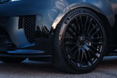 レンジローバー スポーツSVブラック:グロスブラック仕上げの23インチ鍛造アロイホイール