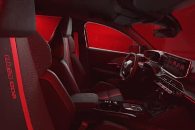 プジョー E-208 GTi:インテリアは赤を基調としたアクセントが随所に配され、GTiの伝統を感じさせる演出が随所に施されている