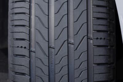 プライマシー5：太い縦溝が4本入り、高い排水性を実現。溝の断面はU字になっているので、摩耗しても性能が落ちにくい