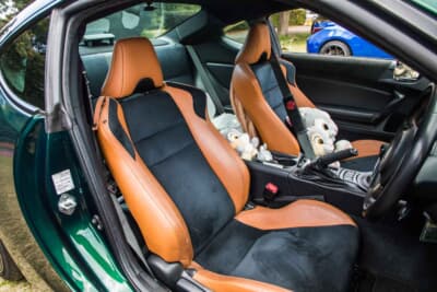 トヨタ 86：内装はブリティッシュグリーンのボディカラーにマッチする、タンカラーの本革とブラックアルカンターラの専用シートを採用