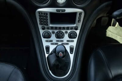 1万3500英ポンド(邦貨換算約268万円)で落札されたマセラティ「4200GT」(C)iconicauctioneers