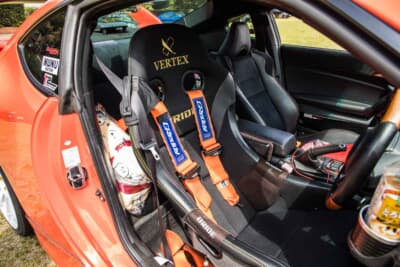 トヨタ 86：ボディカラーに合わせてオレンジのGreddy×TRSの4点式レーシングハーネスを装着している