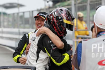 石田監督を抱きしめる小林崇志選手（TEAM UPGARAGE）