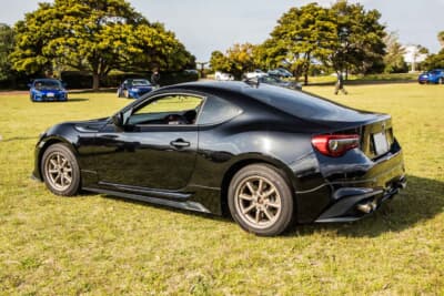 トヨタ 86：トランクスポイラーやウイングの類はあえて装着していない