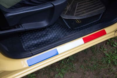 ルノー カングー：フレンチタイプのキッキングプレートステッカーは、友人が制作したもの。カングーのアクセントのひとつとなっている