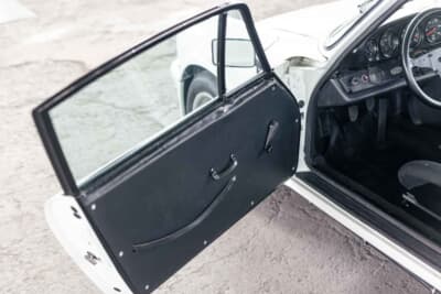 100万～150万ユーロ（邦貨換算約1億6245万～2億4365万円）で現在も販売中のポルシェ「911カレラRS 3.0」C）Courtesy of RM Sotheby's