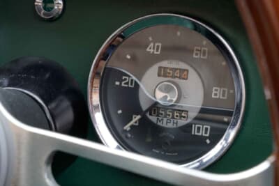 オースティンヒーレースプライト Mk.I：マイル表示のスピードメーターであるがキロメートル表示のものも入手済みとのこと、近々交換するつもりだそうだ