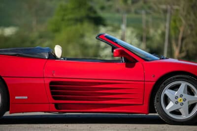 5万6250英ポンド（邦貨換算約1100万円）落札されたフェラーリ「348スパイダー」（C）iconicauctioneers