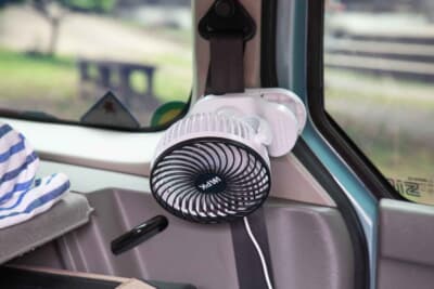 ルノー カングー：日本車とは異なり、リア空間が暑くなりがちなカングー。夏場はエアコンだけでは不十分なため、愛犬セシルちゃんのために扇風機を追加して熱中症対策も万全だ