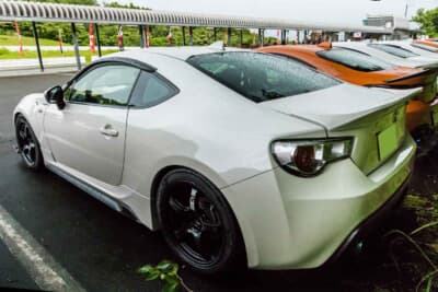 トヨタ86:TRD製のサイドスカート&リヤトランクスポイラー