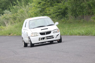 開幕戦はマシントラブルで決勝のグリッドにつけなかった982号車 菅 雄大。今回はキッチリ修復して3クラス4位でチェッカーを受けた