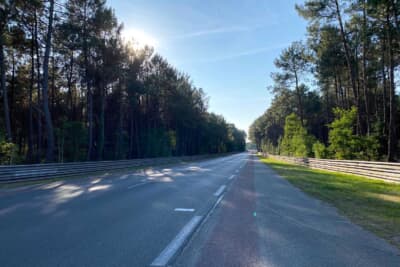 ル・マン24時間レースのコースのひとつ、森の中のロングストレートは、テレビで観るよりも道幅は狭く感じます