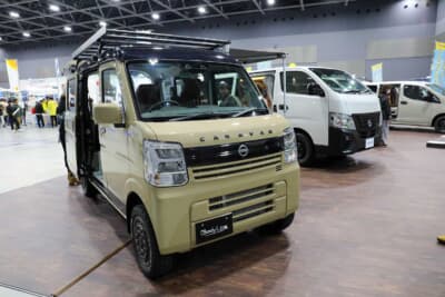 日産 キャラバンミニ：キャンピングカーだけではなく、カスタマイズも得意とするボディラインが手掛けただけに存在感が高まった仕上げは満足度も充分に得られるだろう
