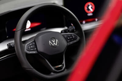 フォルクスワーゲン ゴルフGTI エディション50：インテリアには、チェックパターンのスポーツシートや赤いシートベルト、GTI 50ロゴ入りマルチファンクションレザーステアリングホイールを採用