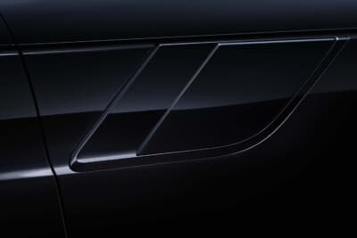 レンジローバー スポーツSVブラック:内外装に至るまで「ナービックブラック」で統一され、まるで「黒に浸された」ような佇まいを実現している