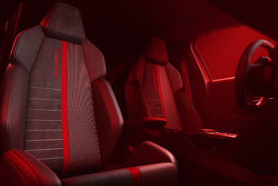 プジョー E-208 GTi:専用バケットシートには、205 GTiをオマージュした赤いセンターラインやメッシュパターンを採用。アルカンターラ素材のステアリングとともに、スポーティさと上質さを兼ね備える
