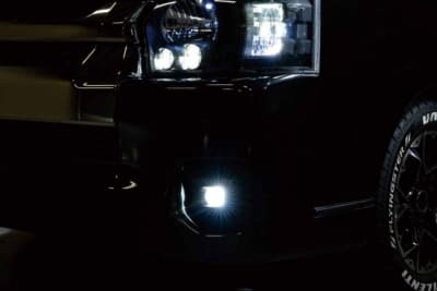 ジュエルLEDエクスチェンジバイカラーフォグバルブ ハイルーメン：独自のLEDチップ配置を採用する専用設計で、ホワイト、イエローの切り替え時でも、照射範囲（配光）の変化を最小限にしている