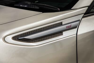 スバル BRZ：STI製フェンダーガーニッシュを装着
