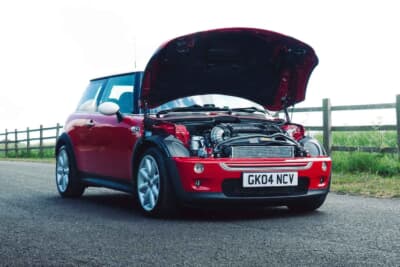 4725英ポンド(邦貨換算約93万円)で落札されたBMW「ミニクーパーS」(C)iconicauctioneers