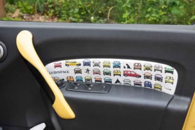 ルノー カングー：定番のカスタマイズのひとつ。ドアトリムの布が簡単に交換できるのも2代目カングーの魅力。お気に入りのクロスを綺麗にワンポイントとして張り替えている