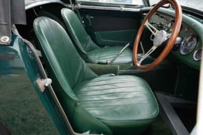 オースティンヒーレースプライト Mk.I：スプライトを筆頭にインテリアパーツや消耗品、機能パーツが今でも揃うのは魅力、シート表皮もリプレイス品で綺麗に仕上げている。ちなみに、このシートを倒し、後部トランクへ荷物の出し入れができる