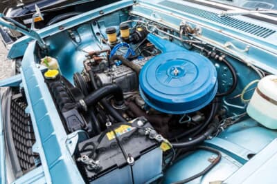 いすゞ フローリアン：エンジンルームはまるで新車のように美しく、1.8L 直4SOHCエンジンは1度降ろしてエンジンルームを仕上げている